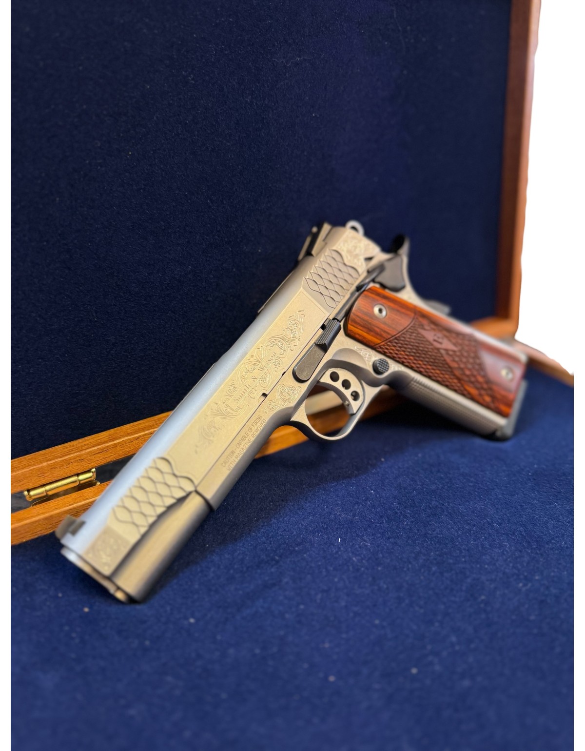 Pistolet semi Automatique SMITH & WESSON Mod. 1911 Engraved (gravé) Cal 45 ACP OCCASION