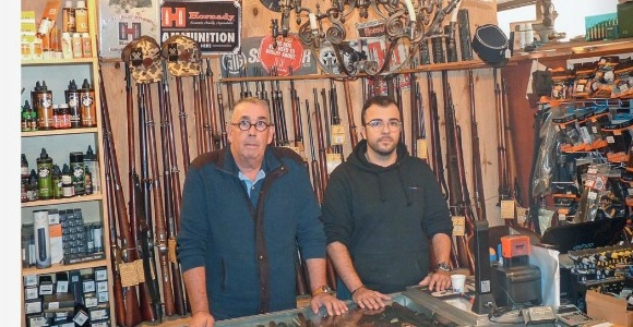 Luc et Clement Cavaletti, a l'accueil de la boutique La Mousqueterie